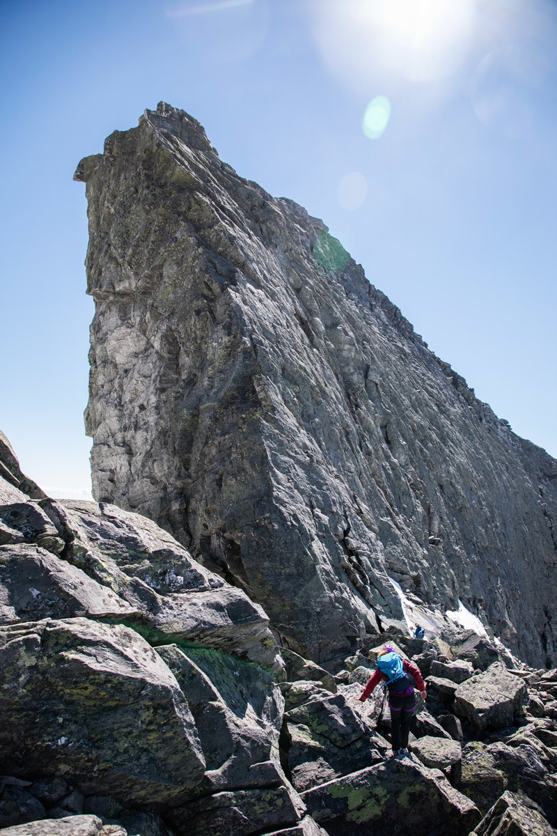 MED VESTTOPPEN I SIKTE: Turens siste klatreetappe går opp på Vesttoppen, som ser temmelig spektakulær ut fra skaret nord for toppen. Foto: Tore Meirik Snøhetta snøhettatraversen