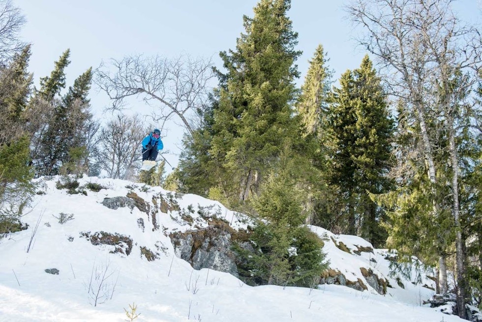 Frikjører Henrik Ulleland tester ski på klippe.