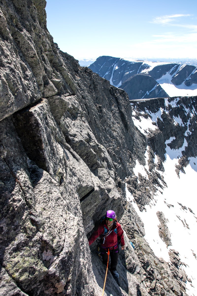 FIN KLATRING: Siv-Elin Skogen i bratt terreng på vei opp mot Vesttoppen. Foto: Tore Meirik Snøhetta snøhettatraversen