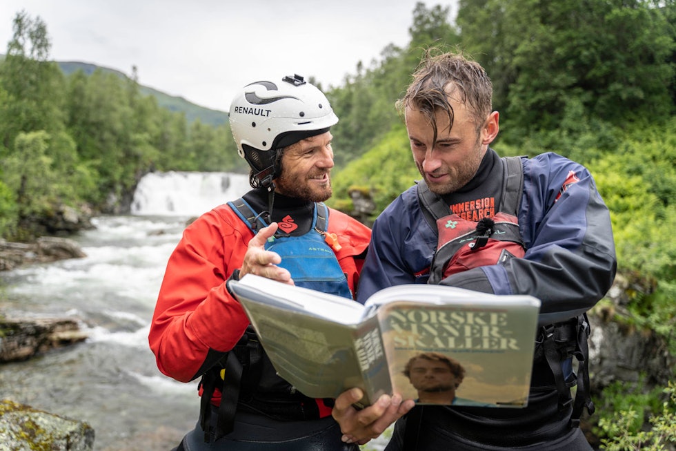 COACH: Ein vinnarskalle underviser sin elev ved breiddene av Myrkdalselva. Foto: Kristian Jøndal COACH: Ein vinnarskalle underviser sin elev ved breiddene av Myrkdalselva. Foto: Kristian Jøndal