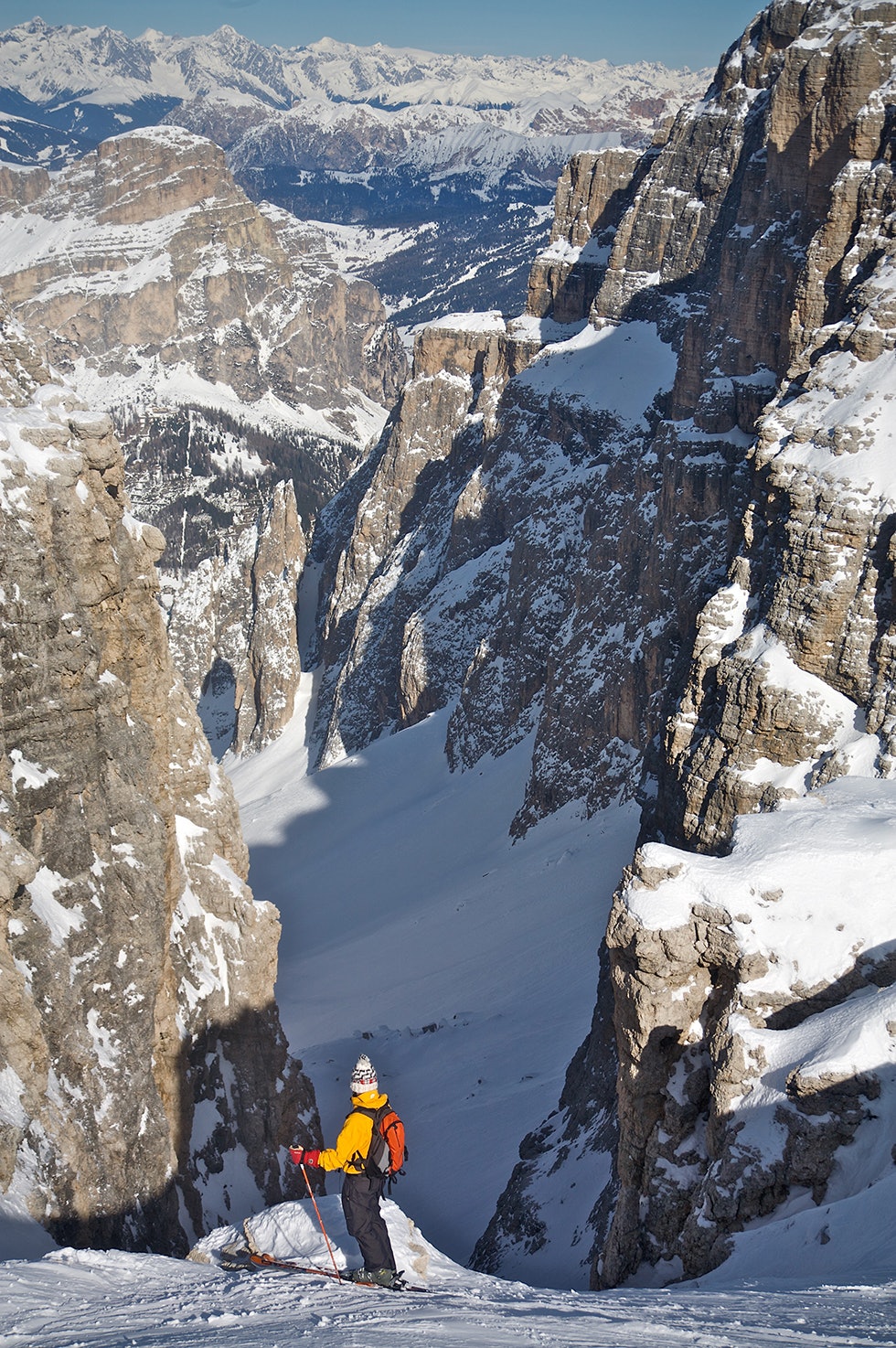 ALPENE: Erik Petterson Sjöqvist kikker utover Val di Mezdi i Dolomittene, et av verdens vakreste steder. Foto: Jimmy Petterson Dolomittene Skiing Around the World