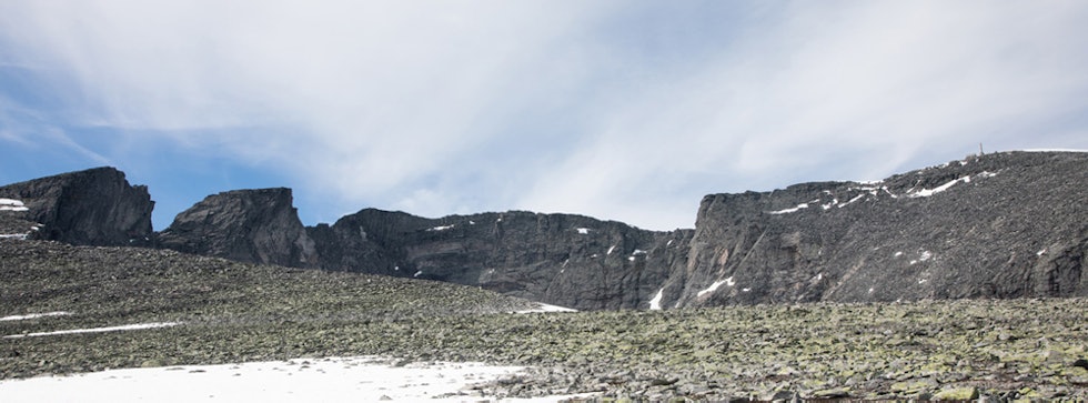 Turen går langs ryggen i horisonten. Snøhetta til høyre og Vesttoppen til venstre. Foto: Tore Meirik Snøhetta snøhettatraversen