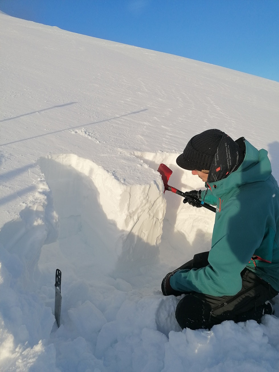 GRAVER: Her graver de i snøen ved skredet i Beretlia. Foto: Patrik Jonsson Snøskred Beretlia