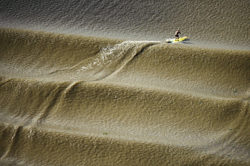 TIL LÅRA SVIR: Vannmann Robby Naish får seg en særdeles lang tur på SUP-brettet i Amazonas-bølgen Pororoca. Bilde: Red Bull Vannmann Robby Naish får seg en særdeles lang tur på SUP-brettet i Amazonas-bølgen Pororoca. Bilde: Red Bull