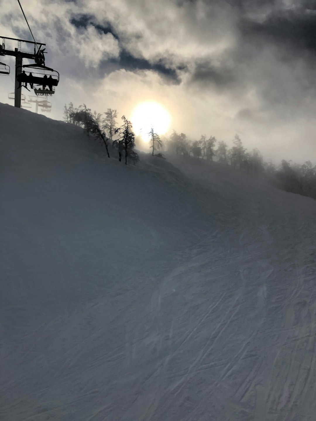 På lørdag tittet endelig solen frem over toppen i 8 seter’n i Hemsedal. Foto: Thomas Ramstad Hemsedal løypekartet