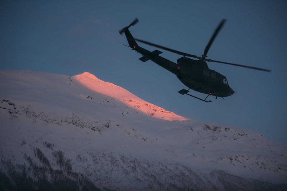 PREMISSGIVER: En av 339 skvadrons Bell-helikoptere, en nøkkelfaktor gjennom hele søkeoperasjonen, på vei mot Blåbærfjellet i bakgrunnen. Blåbærfjellet-4