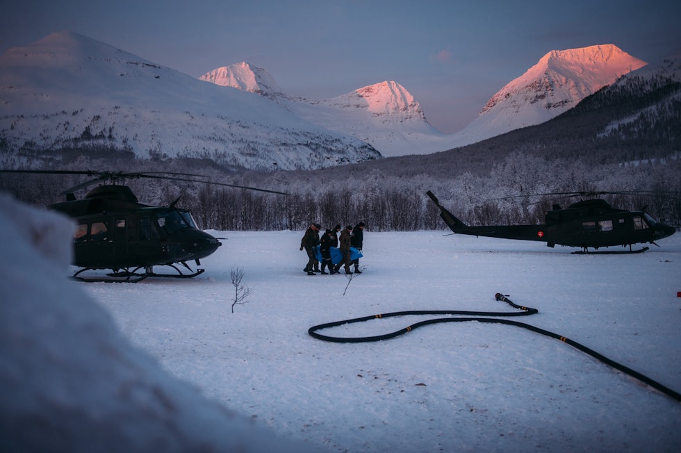 NEDE AV FJELLET: Når været stabiliserte seg kunne mannskapene endelig kunne flys inn. Det gikk kort tid før den første ble funnet og hentet ut. Blåbærfjellet-5