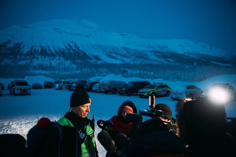 MEDIETRYKK: Både norske, finske og svenske medier dekket søkeaksjonen nøye. På bildet gir innsatsleder Roald Berntsenen en pressebrief kvelden før de frivillige kan flys inn. Blåbærfjellet-7
