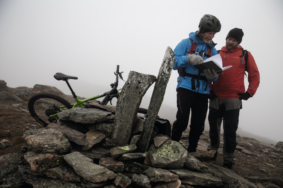 TAKK FOR OSS, FORMOKAMPEN: Espen Sollien (t.v) og Espen Kristiansen signerer hytteboka. Trolig dagens eneste syklister på Formokampen. Foto: Hans Petter Hval Formokampen sykkel Rondane