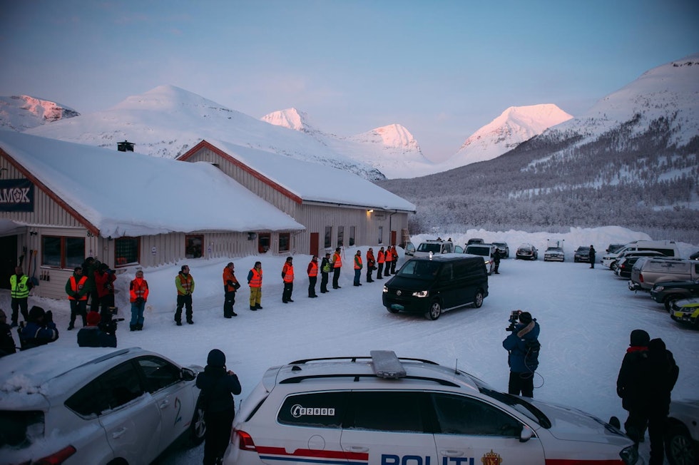 ÆRBØDIG: Hver bårebil med de omkomne ble hilset av på geledd av de frivillige hjelpeemannskapene. At omkomne ble funnet og kunne bringes ned, betydde mye for de frivillige letemannskapene, som brukte store deler av vinteren i Tamokdalen. Blåbærfjellet-6