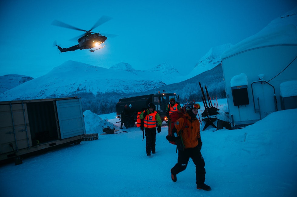 INNSATSPERSONELL: Frivillige på vei inn i varmen etter vaktskifte i søkeområdet, mens en Bell 412 tar av tilbake til søkeområdet for ny rullering av mannskap. Blåbærfjellet-8