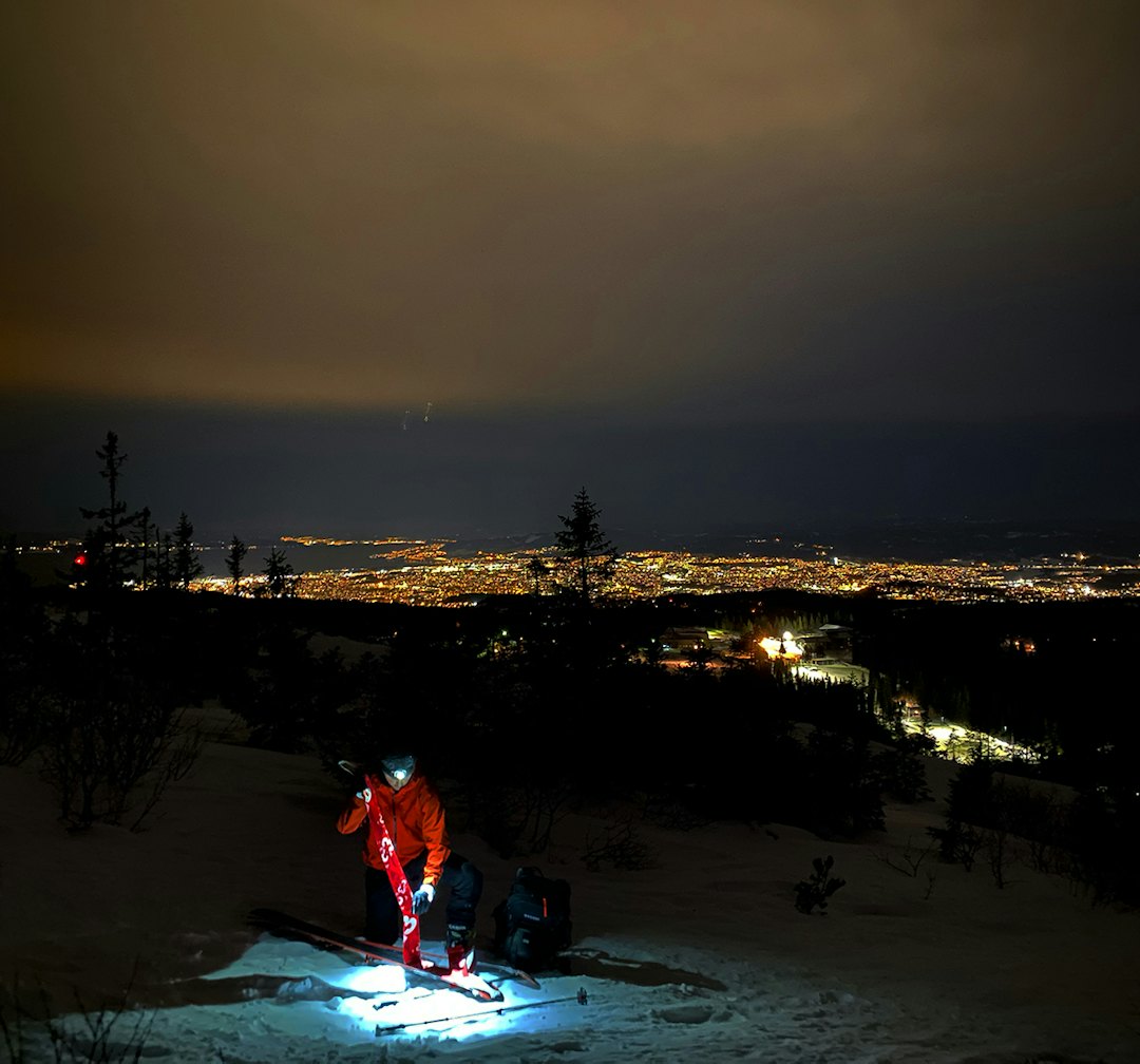 Dette bildet er fra Gråkallen i Bymarka fredag kveld. Bildet er tatt like etter kl 20 med utsikt over Trondheim by. Deilig med frisk luft kombinert med litt håpløs skikjøring. Elias Kiær som trekker av fellene før nedkjøring nummer tre for kvelden. Foto: Sebastian Qvist Gråkallen