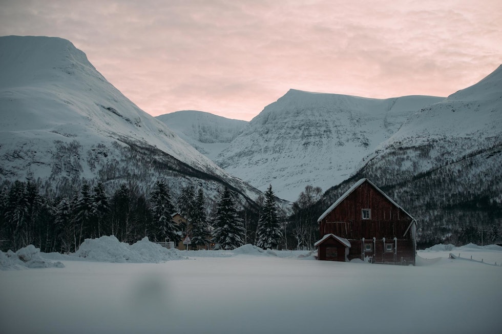 RUVENDE FJELL: Tamokdalen, her sett ved inngangen fra Balsfjordeidet i nord, preges av mange store, relativt høye og bratte fjell. Her kommer også snøen ofte tidlig, og det kalde innlandsklimaet holder gjerne snøen tørrere enn nærmere kysten. Blåbærfjellet-9