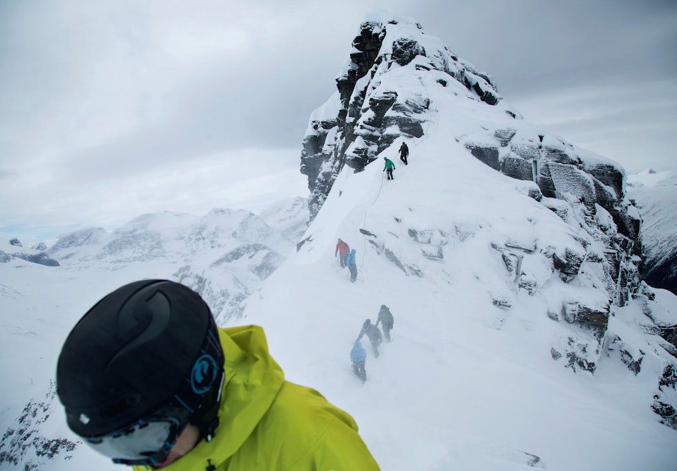 FELLESTUR: Deltagere på toppturfestivalen Sunndal Ski Session er på vei ned fra toppen, og skal snart knyte seg ut av tauene og spenne på ski. Bilde: Thomas Kleiven