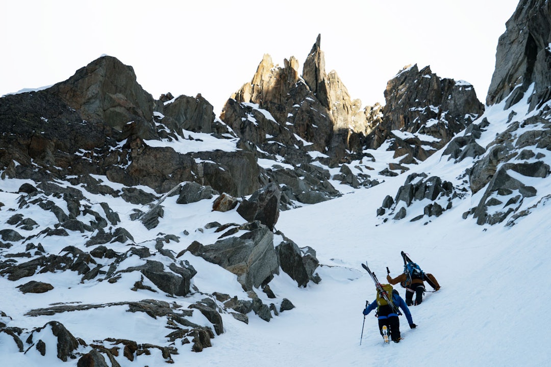 SPEKTAKULÆRT: Med pinaklar og spir på alle kantar gjekk turen opp renna med ski på sekken og isøks i handa. Fra toppen av renna venta nedfiring til eit av sesongens høgdepunkt for både fotografen, Trygve (nærmast kamera) og skribenten. Foto: Adam Clark SPEKTAKULÆRT: Med pinaklar og spir på alle kantar gjekk turen opp renna med ski på sekken og isøks i handa. Fra toppen av renna venta nedfiring til eit av sesongens høgdepunkt for både fotografen, Trygve (nærmast kamera) og skribenten. Foto: Adam Clark