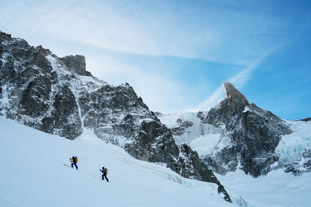 HØGT OG HØGARE: Stian og Trygve på veg opp mot Brèche Puiseux. Den markerte toppen bak til høgre er landemerket Dent du Géant, som ser ut som ei svær tann frå nabobyen Courmayeur i Italia. Foto: Adam Clark HØGT OG HØGARE: Stian og Trygve på veg opp mot Brèche Puiseux. Den markerte toppen bak til høgre er landemerket Dent du Géant, som ser ut som ei svær tann frå nabobyen Courmayeur i Italia. Foto: Adam Clark