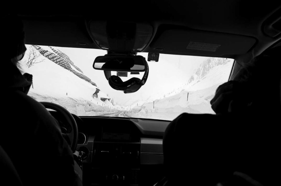 PÅ VEIEN: Du har sikkert sett folk hoppe ned fra sånne skredgjerder på film. Vi er usikre på om det er lov. Men det er gøy. Foto: Mattias Fredriksson PÅ VEIEN: Du har sikkert sett folk hoppe ned fra sånne skredgjerder på film. Vi er usikre på om det er lov. Men det er gøy. Foto: Mattias Fredriksson