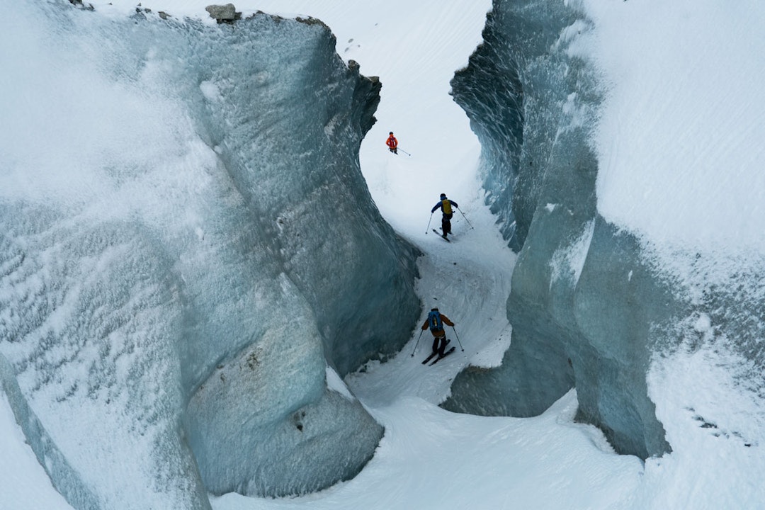 TURISTFELLE: Sjølv i dei mest trafikkerte delane av Valleé Blanche fins det gøyale formasjonar å leike seg på og i. Stian (foran), Trygve (i midten) og Tore finner veg gjennom isformasjonane. Foto: Adam Clark TURISTFELLE: Sjølv i dei mest trafikkerte delane av Valleé Blanche fins det gøyale formasjonar å leike seg på og i. Stian (foran), Trygve (i midten) og Tore finner veg gjennom isformasjonane. Foto: Adam Clark