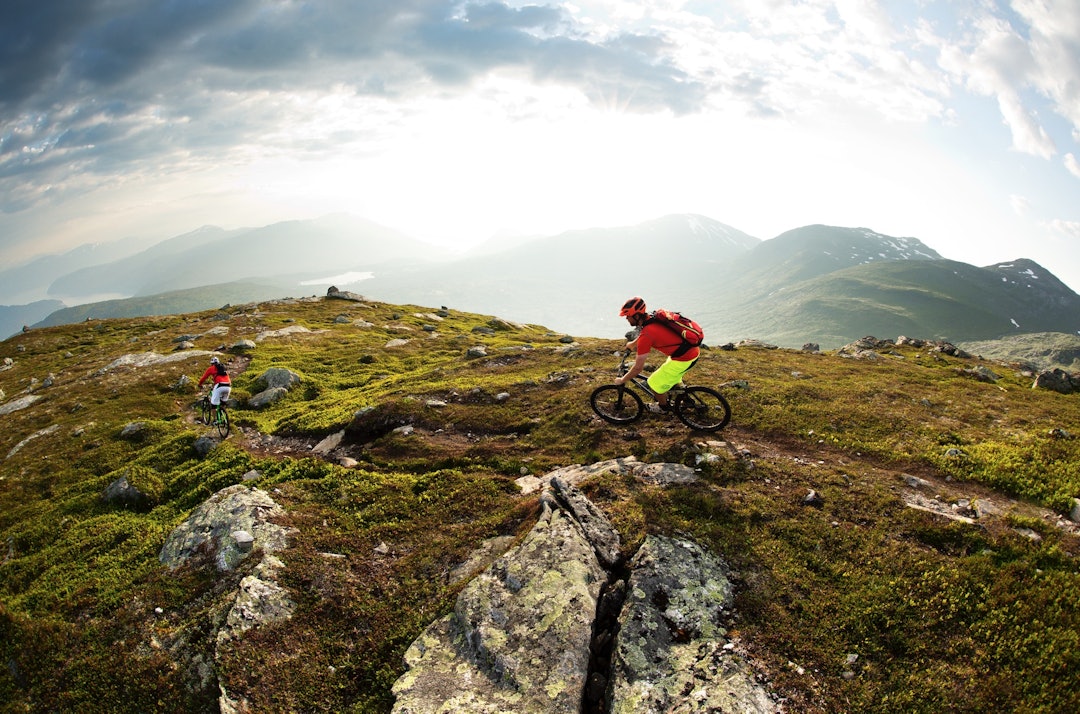 SOLSTEK PÅ GRYTA: En av de beste stiturene i området kan såvidt skimtes fra Stryn sentrum. Kjentmann Halvard Avdem sender Øyvind Østvedt først ned mot utsiktspunktet over bygda. SOLSTEK PÅ GRYTA: En av de beste stiturene i området kan såvidt skimtes fra Stryn sentrum. Kjentmann Halvard Avdem sender Øyvind Østvedt først ned mot utsiktspunktet over bygda.
