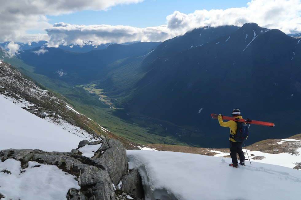 Du skal litt opp i høyden før du kan spenne på skia. Foto: Bård Smestad Trondskjortetind Bård smestad turrapport