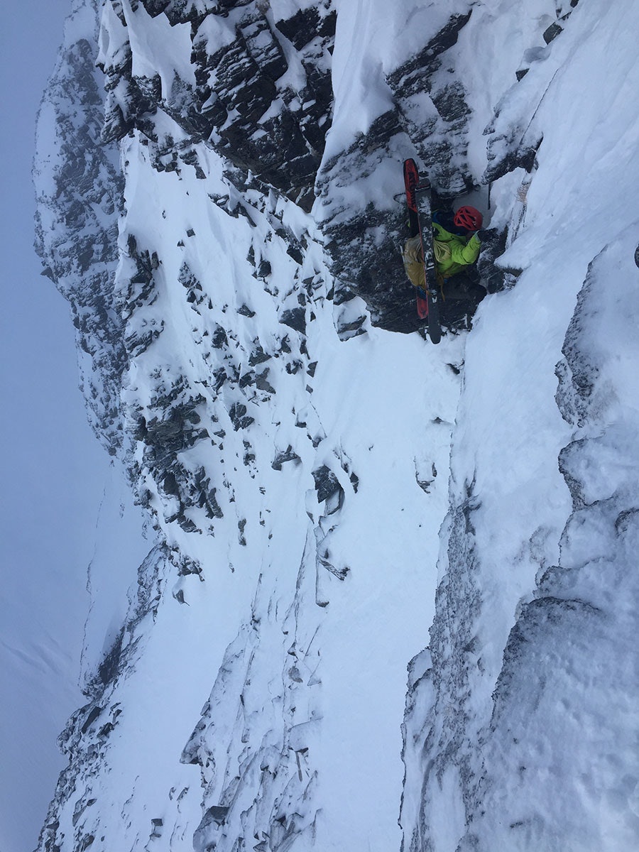 EKSPONERT: Noen steder bør du ikke falle – som her. Toralf brøyter seg opp en av ganske mange brattkneiker på Hesten. Foto: Tore Meirik Her bør man ikke falle ned.