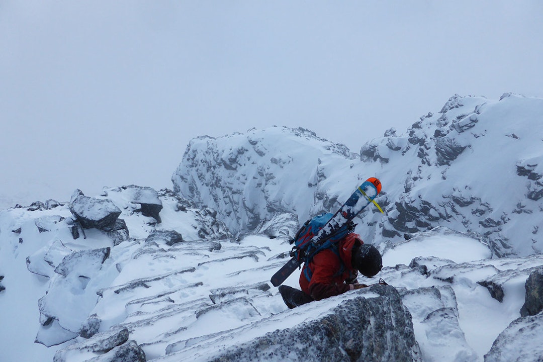 SKAREFRITT: Tore koser seg med terreng uten skare – som riktignok ikke er hundre prosent fritt for risiko. Foto: Toralf Furseth Fjellside fri for skare.