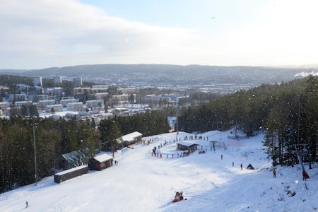 OPPGRADERES: Oslo skisenter/Grefsenkleiva får ny heis. Her er dagens løsning med tilbringerheis fra parkeringsplassen og opp til bunnen av Grefsenkleiva. Foto: Erlend Sande Grefsenkleiva skisenter får ny heis