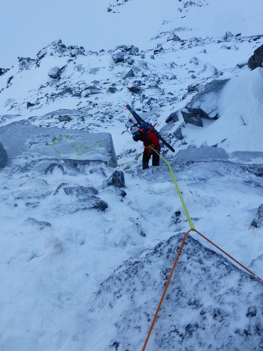 NED FRA HESTEN: Bratta ned fra toppunktet på Hesten krever en kort rappell. Herfra er en kjapp spasertur bort til skaret mellom Hesten og Midtitinden, hvor ei fin renne går ned mot Viromdalen. Foto: Toralf Furseth På vei ned fra Hesten.