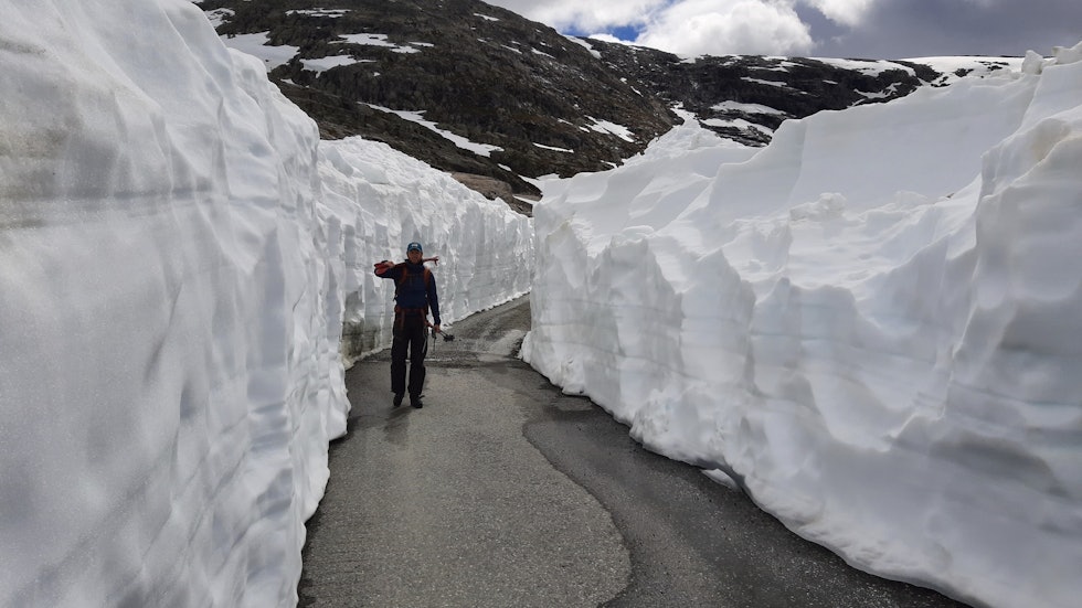 Håvard Refvik blant brøytekantene ved parkeringa på Styggevassdammen. Foto: Lisa Kvålshaugen Bjærum Styggevatnet, Jostedalen