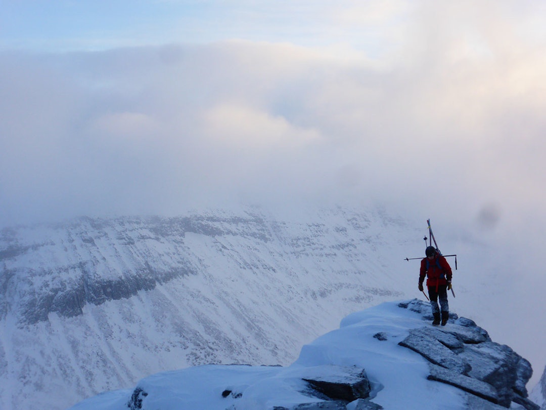 REGELBRUDD: I forbindelse med klatring og alpinisme er det forbudt å bruke knærne. Dermed er dette fotografiet av Fri Flyts mann temmelig avslørende. Foto: Toralf Furseth I forbindelse med klatring og alpinisme er det forbudt å bruke knærne. Dermed er dette fotografiet av Fri Flyts mann temmelig avslørende.
