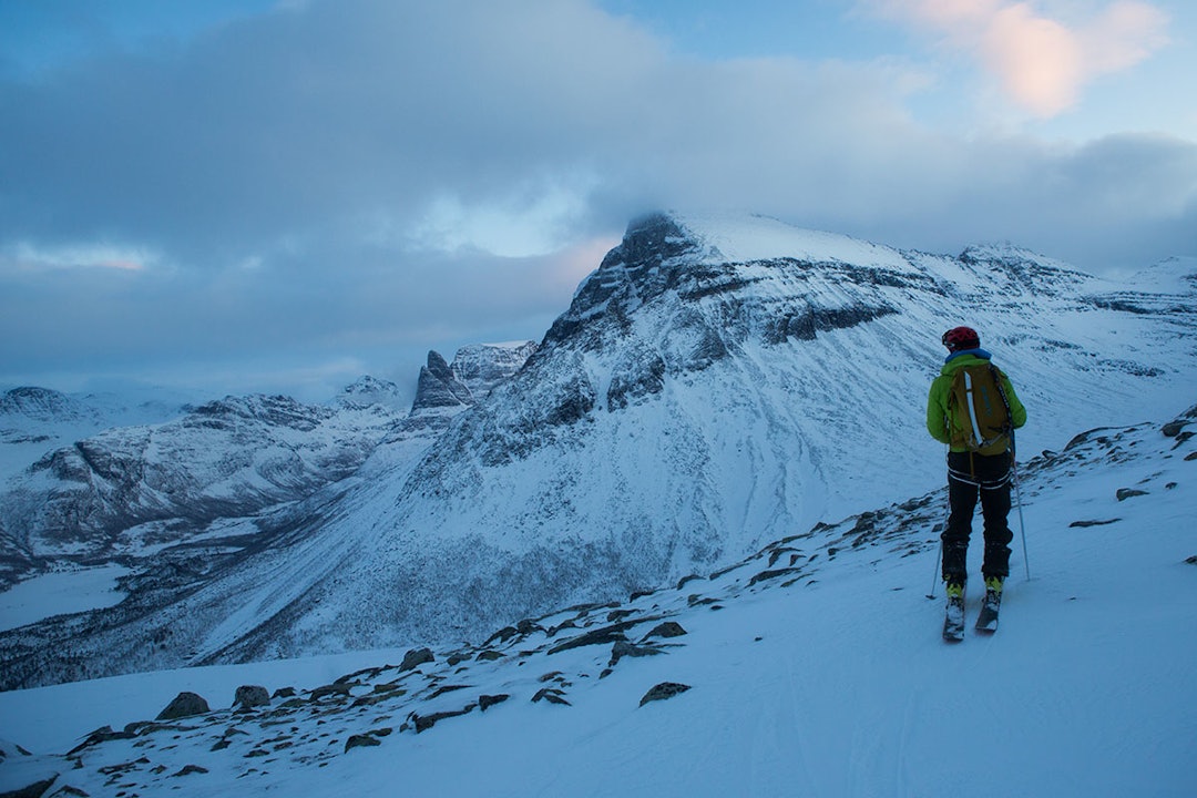 GODKJENT UTSIKT: Det er umulig å ikke bli temmelig mo i knærne av utsikten mot Innerdalen på vei ned. Foto: Tore Meirik Det er umulig å ikke bli temmelig mo i knærne av utsikten mot Innerdalen på vei ned.