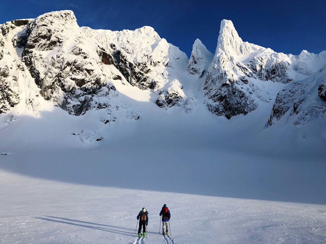 MANGE MÅL: Signar Nilsen og Håvard Skomedal Torvanger på vei mot Møysalen og pinaklene Store og Lille Møy. Bilde: Christian Dramsdahl Harstad-3