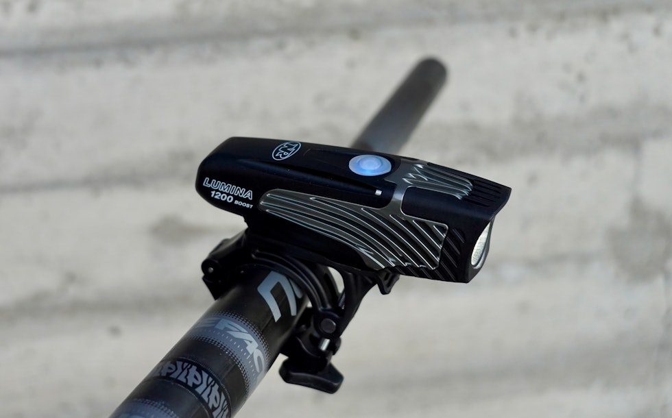 FOR KORTE TURER: Batterikapasiteten på Niterider Lumina 1200 Boost er begrenset, men 1-2 timer i mørke kan du få ut av den. Foto: Øyvind Aas FOR KORTE TURER: Batterikapasiteten på Niterider Lumina 1200 Boost er begrenset, men 1-2 timer i mørke kan du få ut av den. Foto: Øyvind Aas