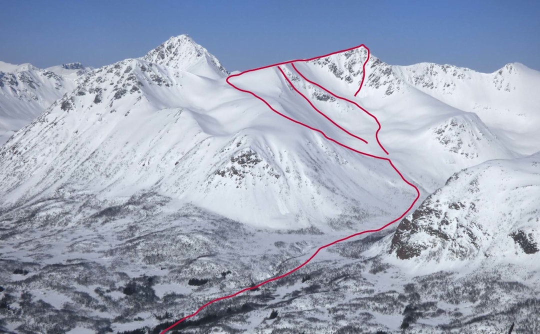 NOE FOR ALLE: Troll-tinden (til høyre) har både slake og bratte alternativer for nedkjøringa. Toppen til venstre er Nona. Bilde: Christian Dramsdahl Harstad-5