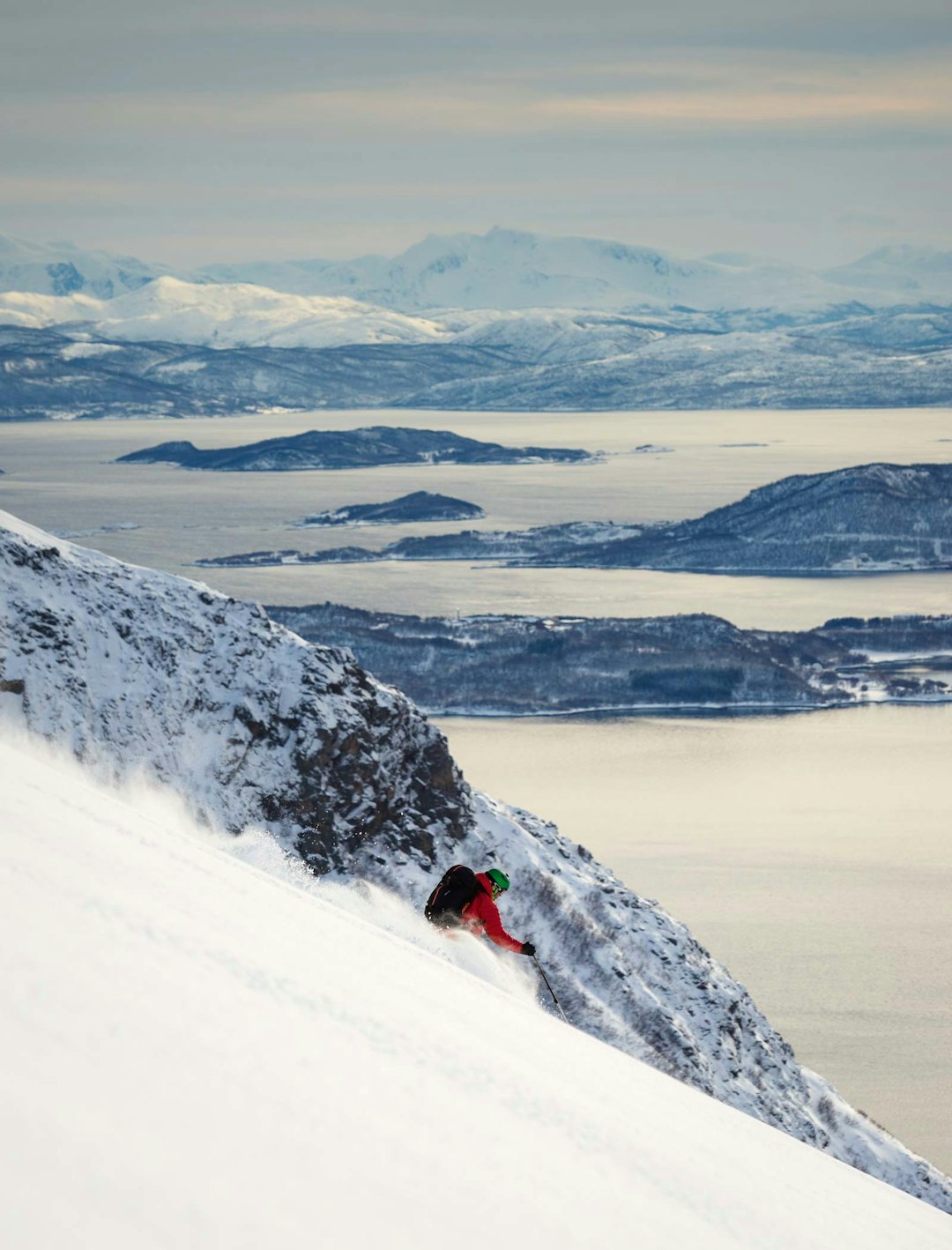 GODSNØ: Grytøya har drøssevis av fine nedkjøringer. Truls Haugsmark nyter deilig snø på øya nord for Harstad. Bilde: Fred Åge Hol Harstad-6