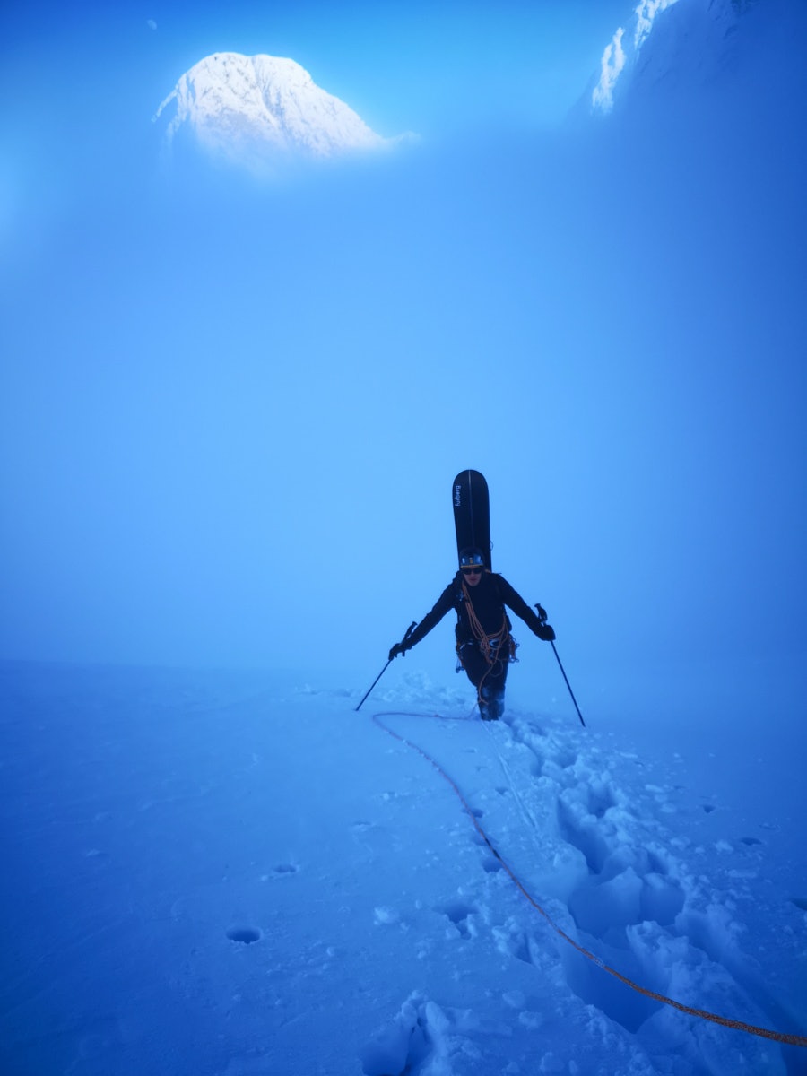 PÅ VEI OPP: Her er en i turfølget på vei opp fjellet. Foto: Eivind Aanensen Snowboarder på vei opp Store Lakselvtind