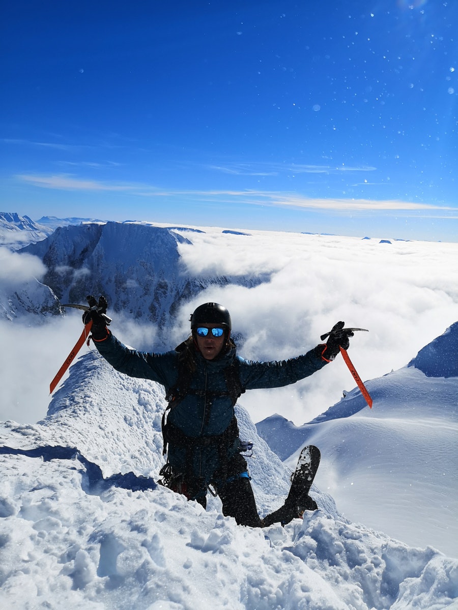 PÅ TOPPEN: Stemningen var god på toppen av Store Lakselvtind. Foto: Eivind Aanensen God stemning på toppen av Store Lakselvtind