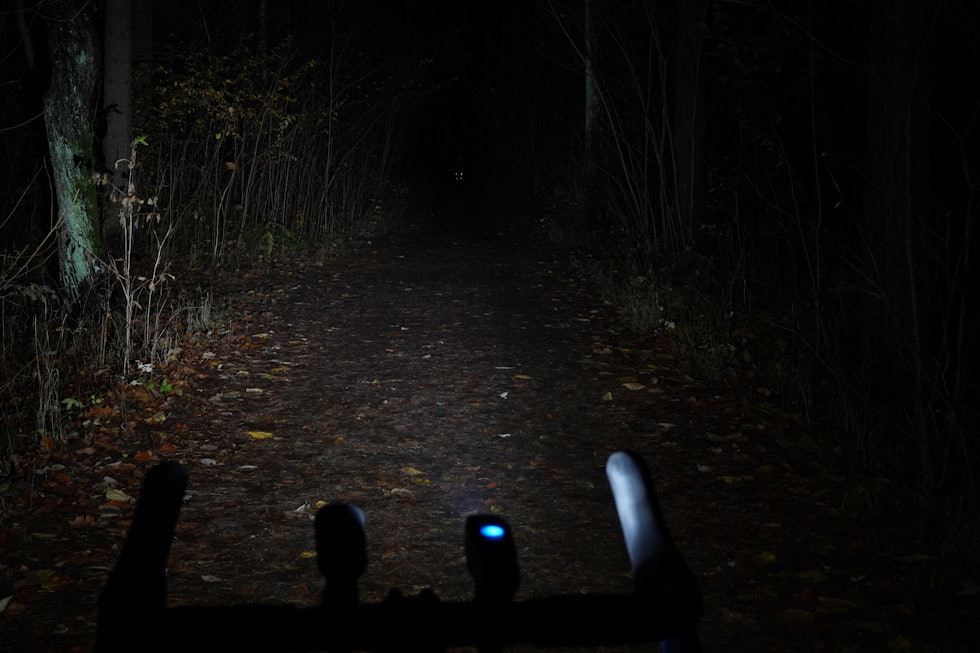 LYSSTERK: Den lille Niterider-lykta lyser sterkt og klart foran styret og til sidene. Foto: Øyvind Aas LYSSTERK: Den lille Niterider-lykta lyser sterkt og klart foran styret og til sidene. Foto: Øyvind Aas