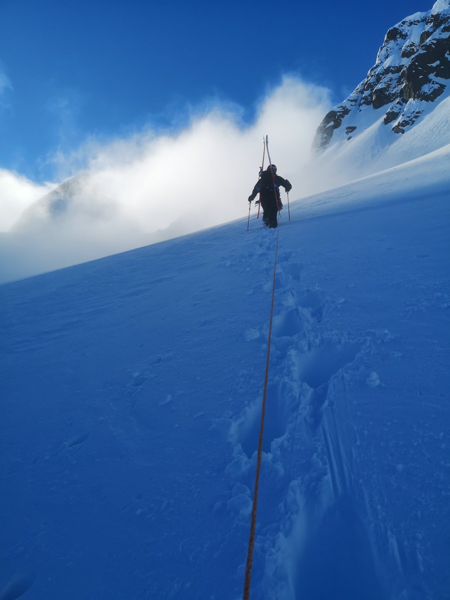TAULAG: Turfølget tok frem tau på veien opp breen. Foto: Eivind Aanensen Taulag på vei opp fjellet