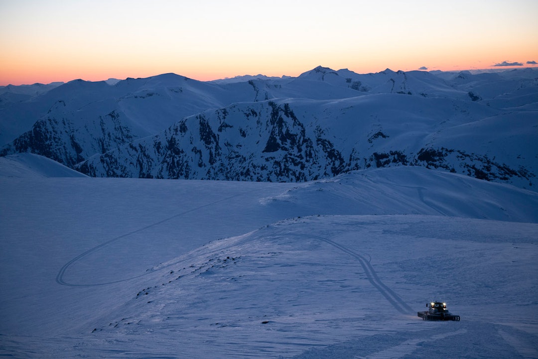 BELTEVOGN: Catskiing er for så vidt ikke noe nytt i Norge, men nå slipper skisentrene å omgå regelverket såfremt de har tillatelsene i orden. Stryn sommerskisenter er først ute. Foto: Anki Grøthe BELTEVOGN: Catskiing er for så vidt ikke noe nytt i Norge, men nå slipper skisentrene å omgå regelverket såfremt de har tillatelsene i orden. Stryn sommerskisenter er først ute. Foto: Anki Grøthe