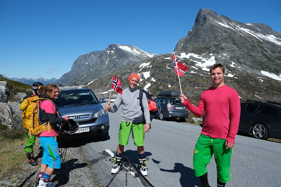 Fornøyde folk etter juli-topptur! Petter Sæther, Åsa Kunnas, Kim Løkkebø og Simon Vadseth Furholm. Foto: Linda Bakken Alnestind topptur