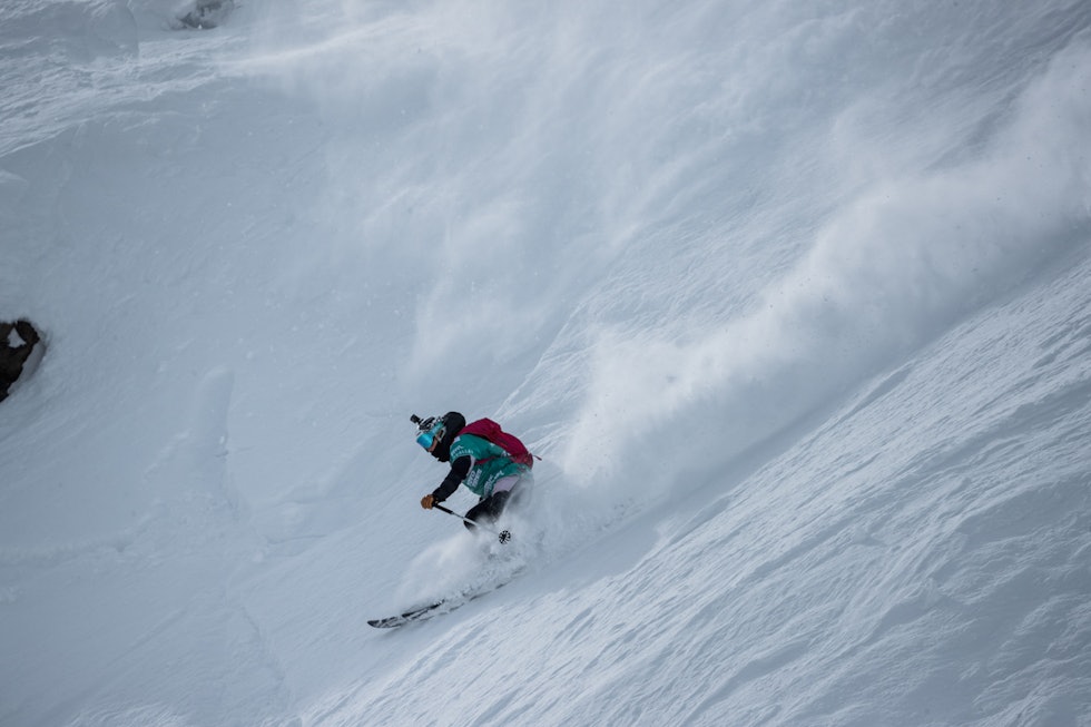 KJØRTE INN: Etter backflipen kjørte Wessel raskt og kontrollert inn til seier. Foto: Jeremy Bernard / Freeride World Tour Hedvig Wessel i sving