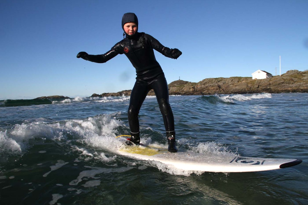 MESTRING: Mathilde Myrhaug, 12 år. Surf er aktivitet alle aldre har glede av. Foto: Audun Holmøy Røhrt