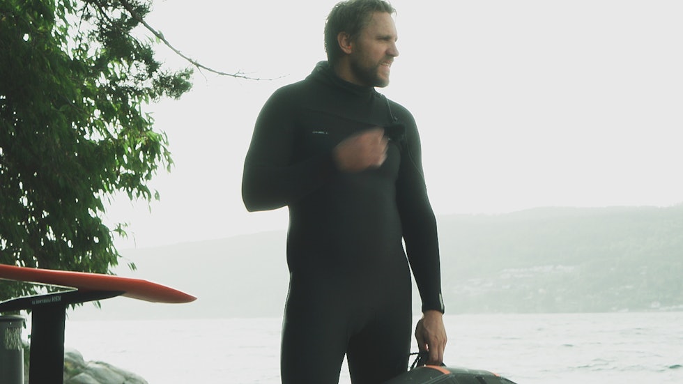 Sebastian har brukt øreplugger hver gang han er i vannet for å hindre at surfers ear-situasjonen skal bli forverret. Bilde: Christian Nerdrum
