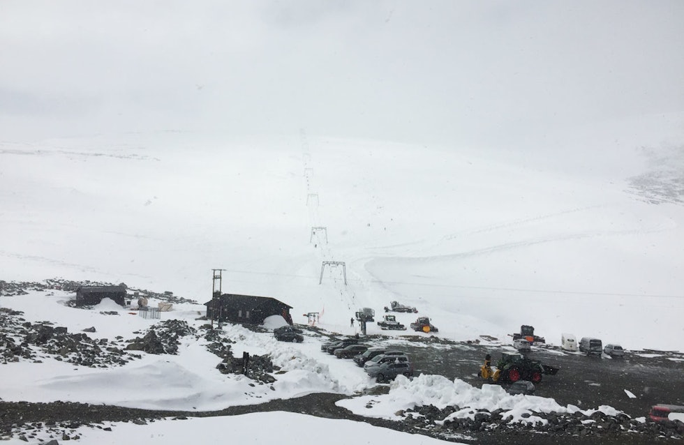 NYSNØ: De totale snømengdene på Galdhøpiggen sommerskisenter er ikke enorme, men det er bra med kald nysnø nå. Foto: Tore Meirik