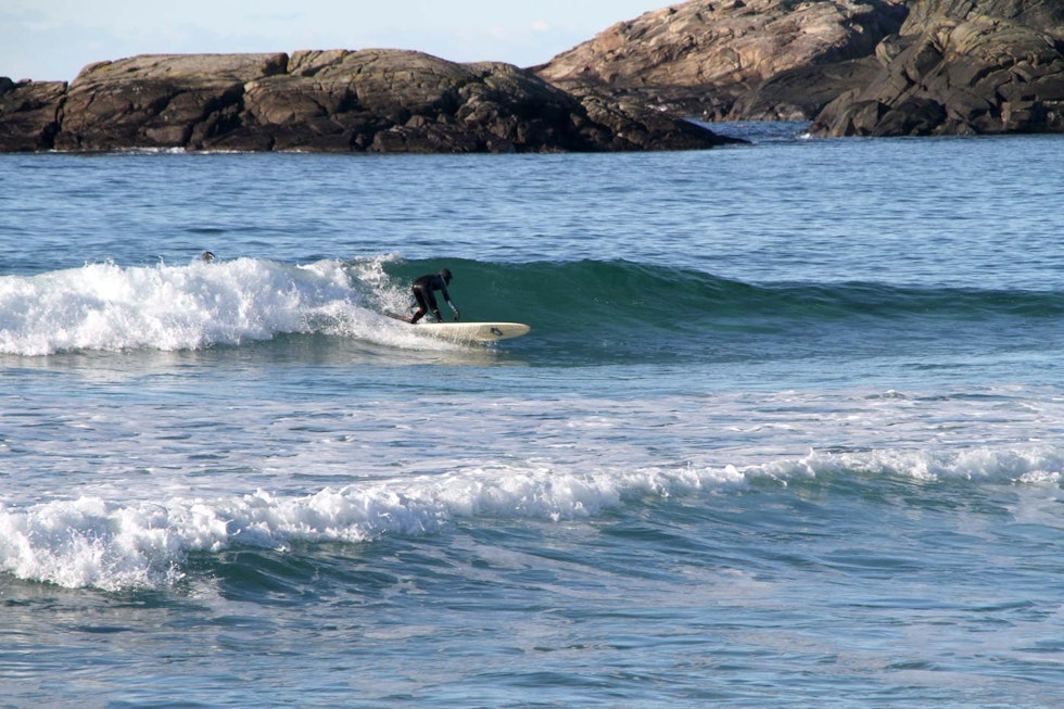 BYTTET BRETT: Odin Røhrt, 13 år, har funnet frem longboardet. Perfekt når bølgene blir litt mindre. Foto: Audun Holmøy Røhrt
