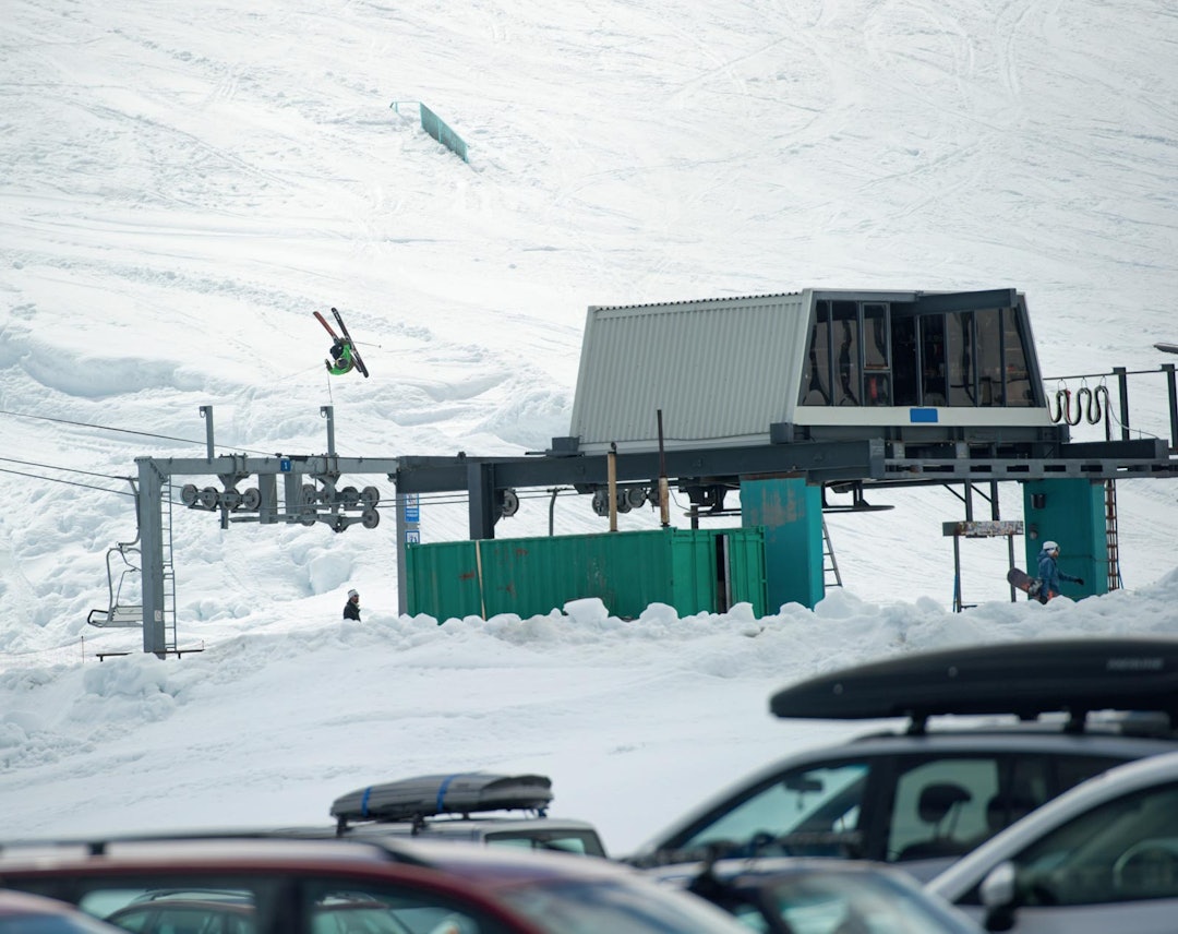 STRYN I ET NØTTESKALL: En gammal stolheis som består av 100% norsk skihistorie, en lyseblå rail og en fyr som gjør en flatspin i sola. Foto: Emil Eriksson