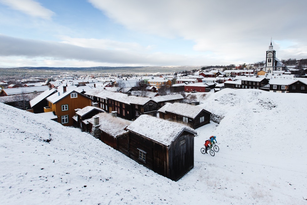 FJELLBYGDA: Før den vesle fjellbygda våkner til liv, tråkker vi ut langs slagghaugene ved Røros. I horisonten jobber sola med å knekke skylaget. FJELLBYGDA: Før den vesle fjellbygda våkner til liv, tråkker vi ut langs slagghaugene ved Røros. I horisonten jobber sola med å knekke skylaget.