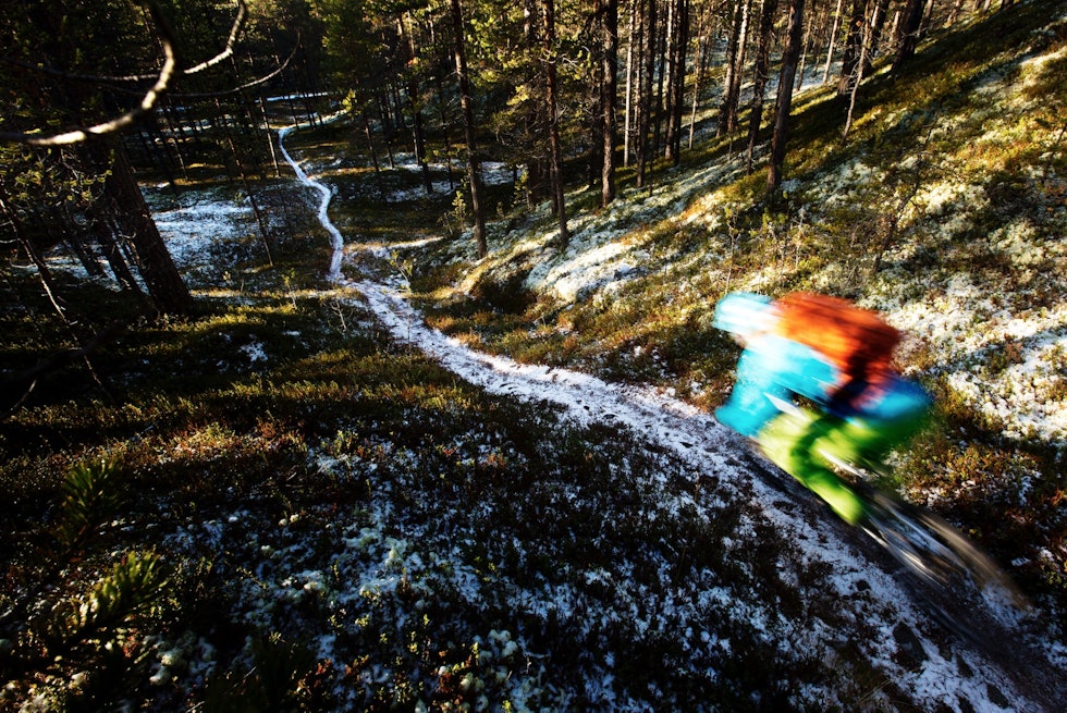 PARALLELLT: Ved vannkanten i Mølmannsdalen tar vi en pause før siste stiparti. PARALLELLT: Ved vannkanten i Mølmannsdalen tar vi en pause før siste stiparti.