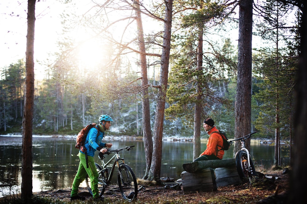 EN PAUSE VED VANNET: Ved vannkanten i Mølmannsdalen tar vi en pause før siste stiparti. EN PAUSE VED VANNET: Ved vannkanten i Mølmannsdalen tar vi en pause før siste stiparti.